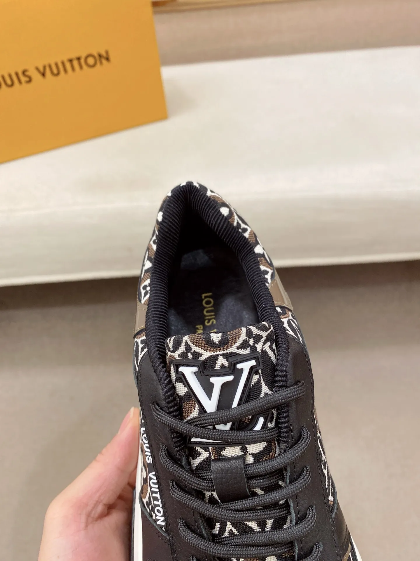 Men's shoes💰 462💰louis vuitton (Louis Vuitton/lv)🔍🔍The new counters are on sale at the same time. The uppers are imported from Italy. ️Re-engraved🇮🇹💪💪, ⚠Sole: The original sole is specially provided by the original factory, the exclusive movable molded sole is super comfortable, ⚠Original factory follow-up goods, 🔍🔍high quality, you can go in and out of the counter at will, welcome to compare⚠. Code number: 38-44 (45/46 customized, non-refundable)